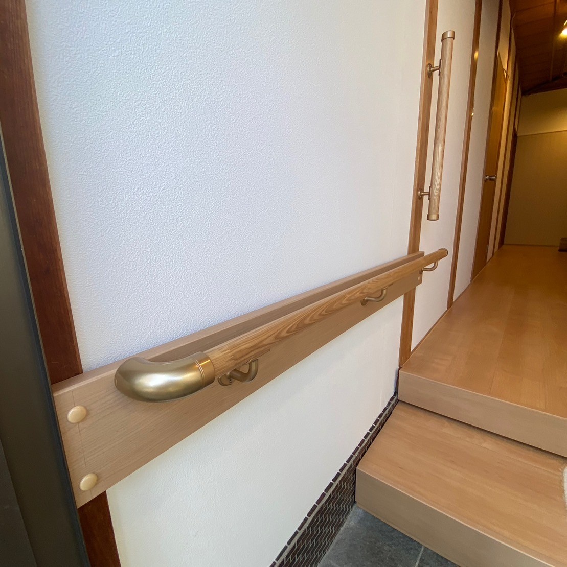 手すり設置工事で名古屋市のリフォームが生まれ変わる。家庭にやさしさとスタイルを。プロの工事で確かな安全を実感してみてください！！